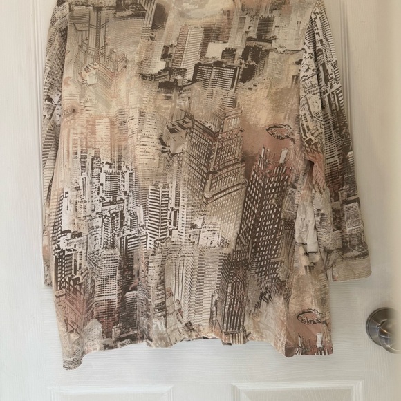 Chico's Beige & brown Cityscape Women's Top size 3 large 95% cotton 5% spandex - Picture 4 of 4